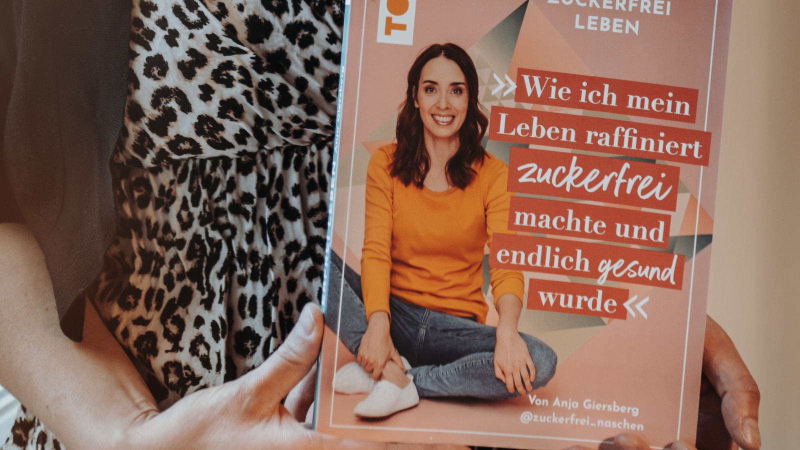 Anja Giersberg mit ihrem Buch über den Weg in ein zuckerfreies Leben